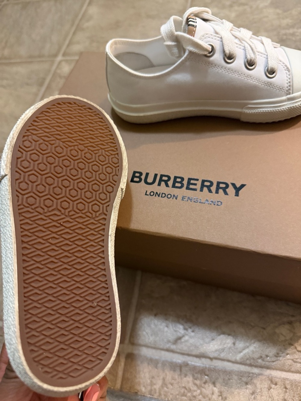 Burberry Cream/White Kids Logo Low-Top Sneakers size 27 or 10 US - Picture 2 of 4